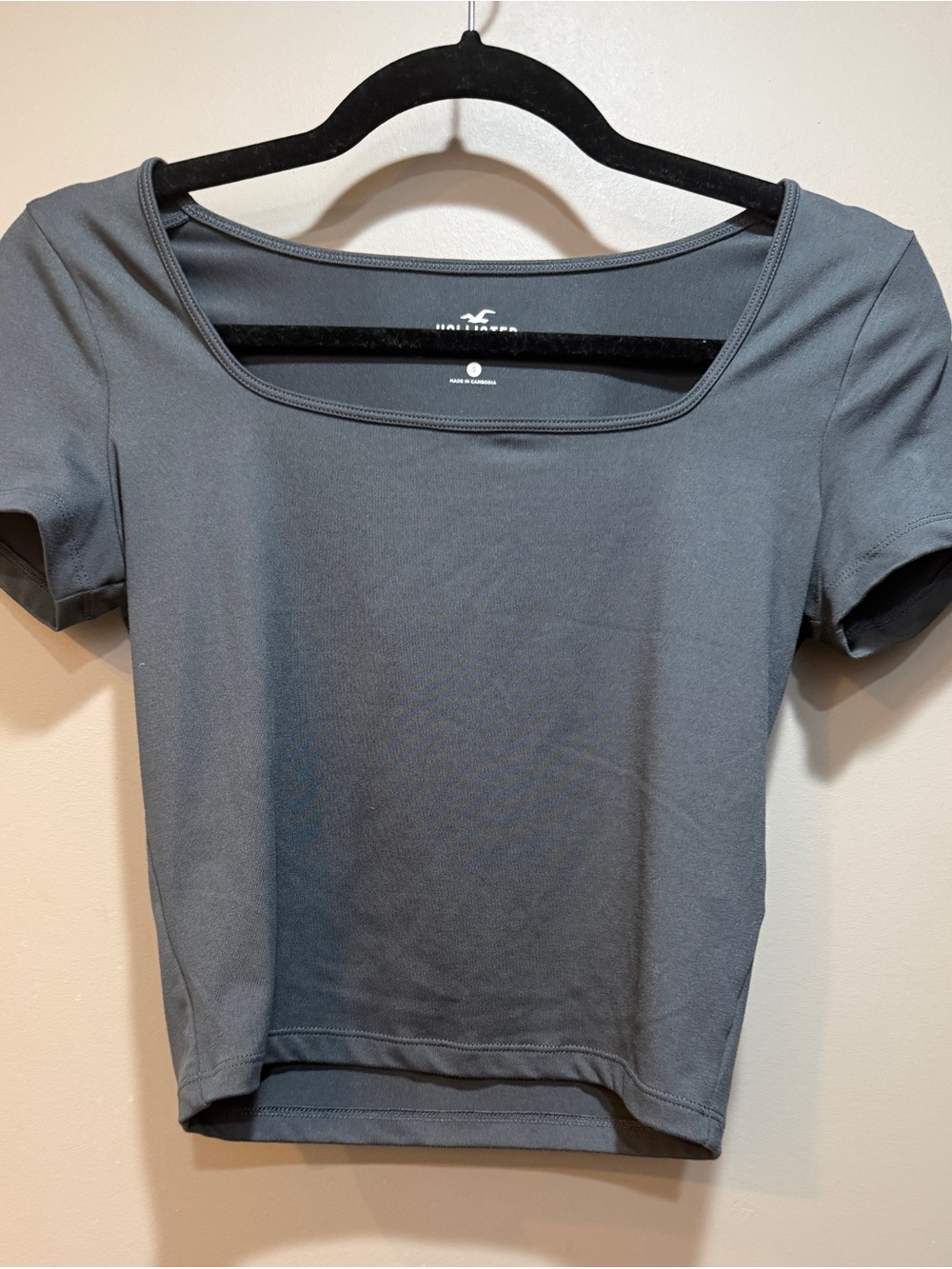 Hollister Women's Scoop Neck Crop Top in Charcoal Gray